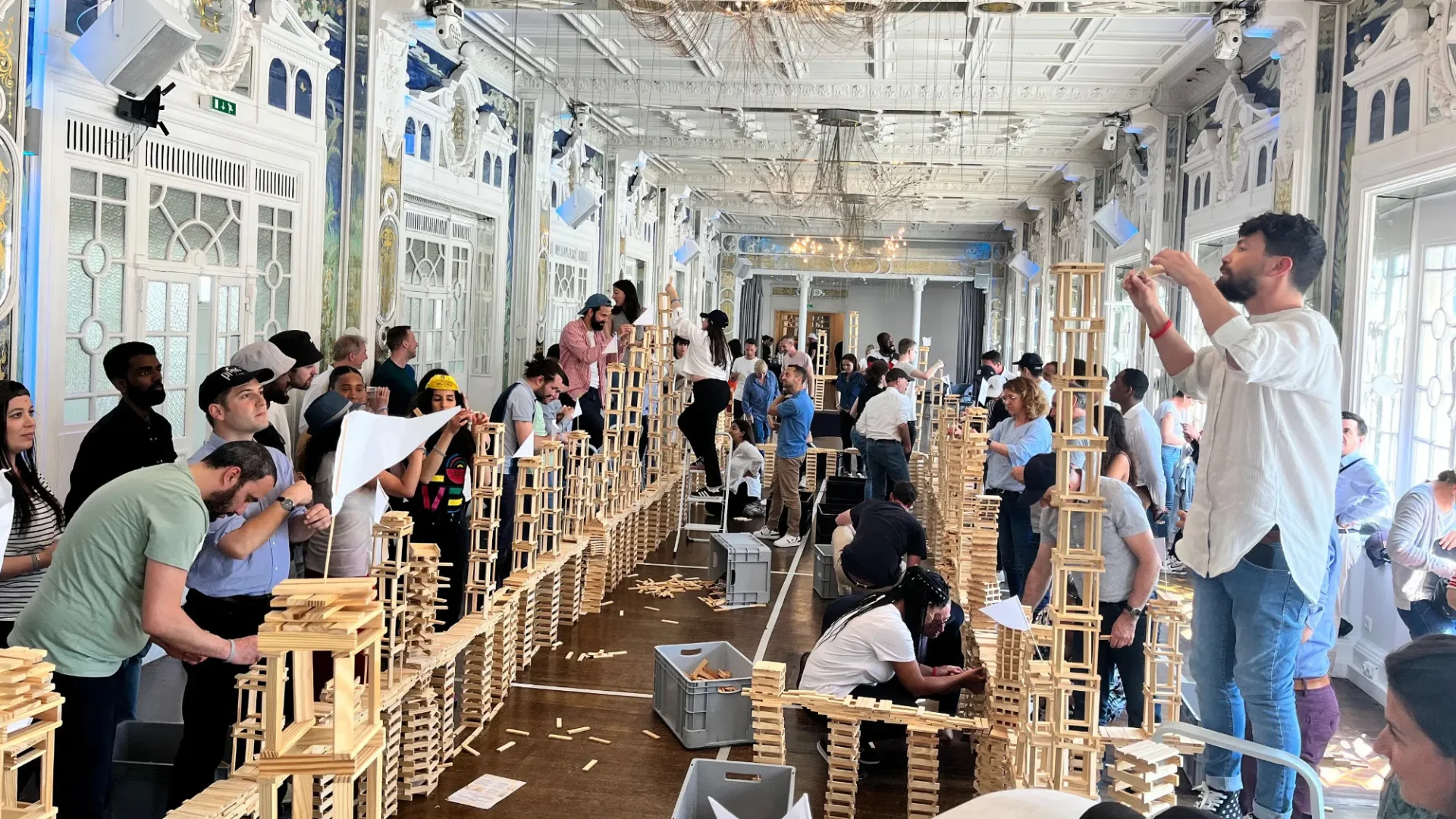 Équipes en team building KAPLA dans un lieu prestigieux parisien